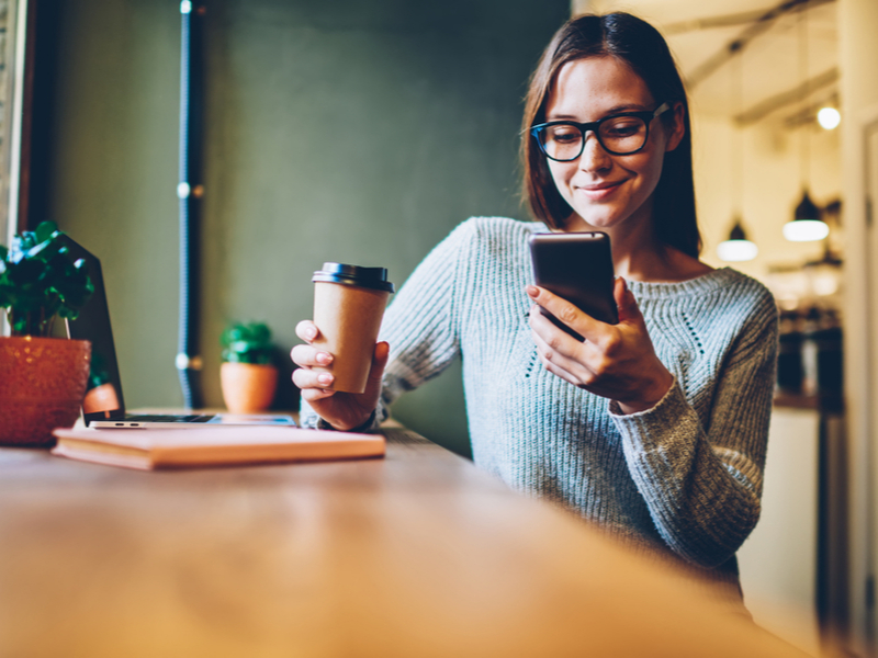 Žena s laptopom i mobitelom